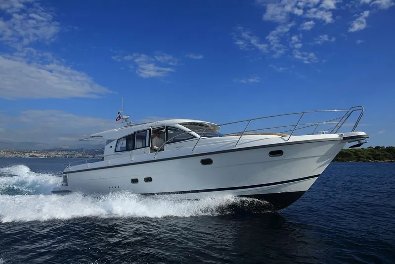 Annie Yacht Photos Pics 