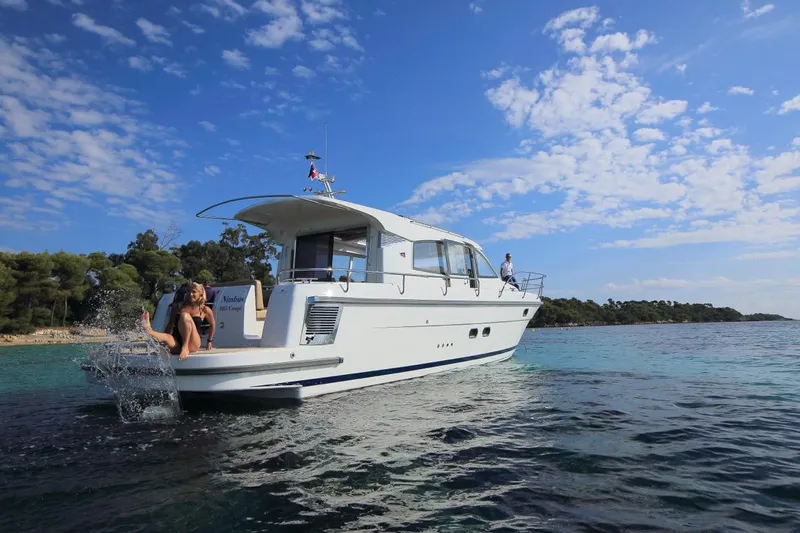 Annie Yacht Photos Pics 