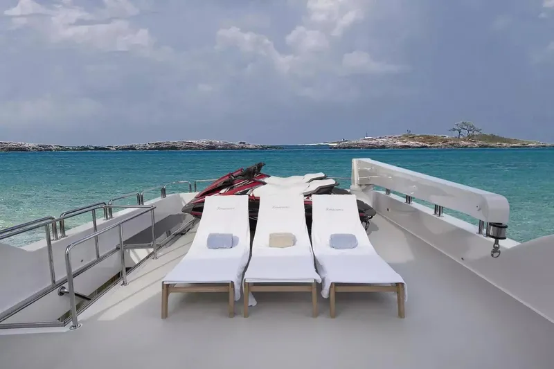 Renaissance Yacht Photos Pics Luxurious 2016 Hargrave Raised Pilothouse yacht deck with sun loungers and ocean view.