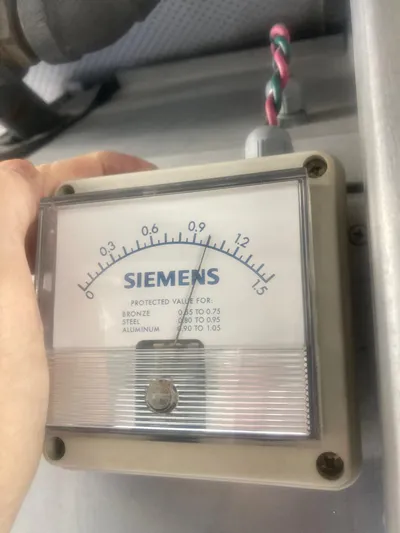 Silver Seas Yacht Photos Pics Siemens gauge on 1998 Burger Raised Pilothouse, displaying pressure levels.