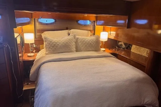 Flying Lady Yacht Photos Pics Luxurious bedroom interior of 2004 Carver 570 Voyager Pilothouse yacht.