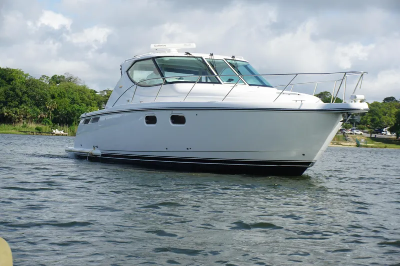 The Pearl Yacht Photos Pics 2007 Tiara Yachts 3900 cruising on a calm lake under a cloudy sky.