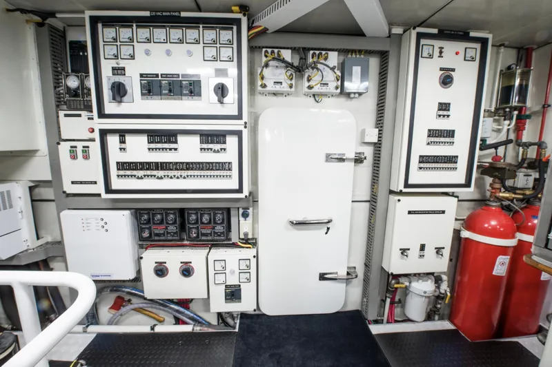 Footloose Yacht Photos Pics Cheoy Lee 95 FOOTLOOSE - Engine Room