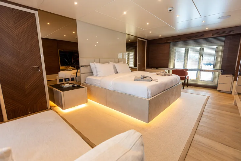 Zeemar Yacht Photos Pics Luxurious bedroom on a 2016 Custom Aydos Yat Sanayi 100' yacht.