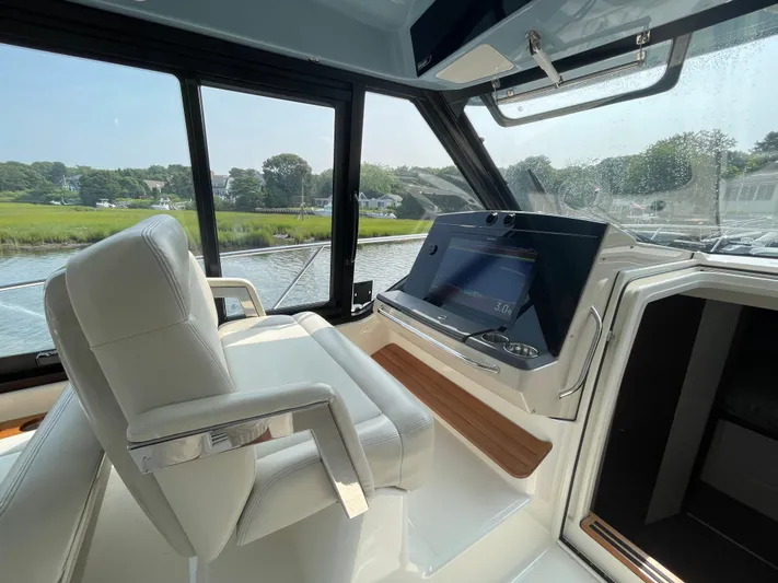 Sea Cure Yacht Photos Pics Interior of 2021 Boston Whaler 405 Conquest boat with modern helm and comfortable seating.