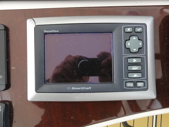  Yacht Photos Pics SmartCraft VesselView display on 2009 Meridian 441 Sedan yacht dashboard.
