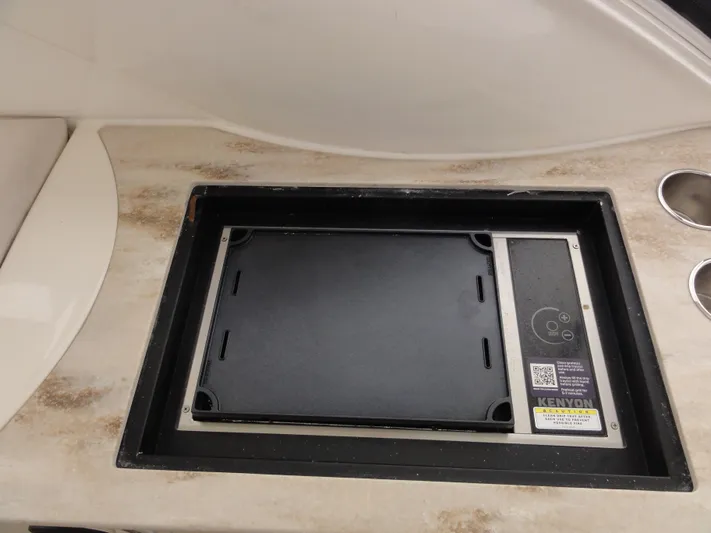  Yacht Photos Pics Built-in Kenyon grill on 2009 Meridian 441 Sedan yacht countertop.