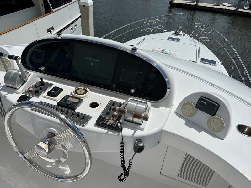 2002 Horizon Vision - Sedan Motor Yacht