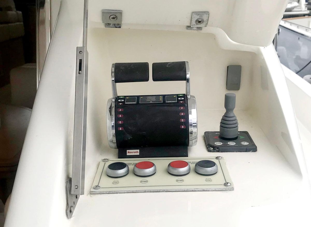2006 Ferretti Yachts 55 