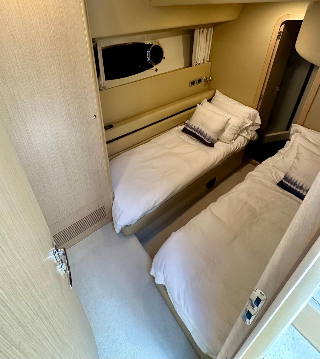2006 Ferretti Yachts 55 