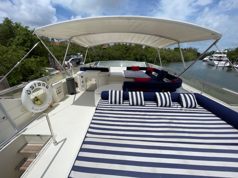 2003 Ferretti Yachts 810