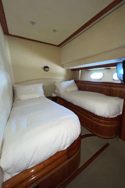 2003 Ferretti Yachts 810
