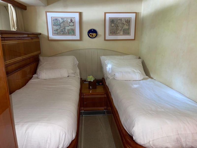 2003 Ferretti Yachts 810