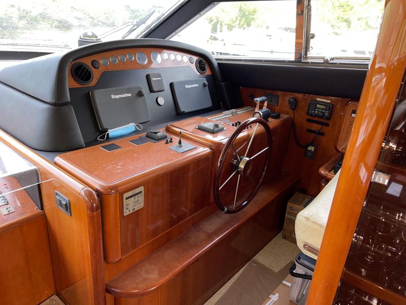 2003 Ferretti Yachts 810