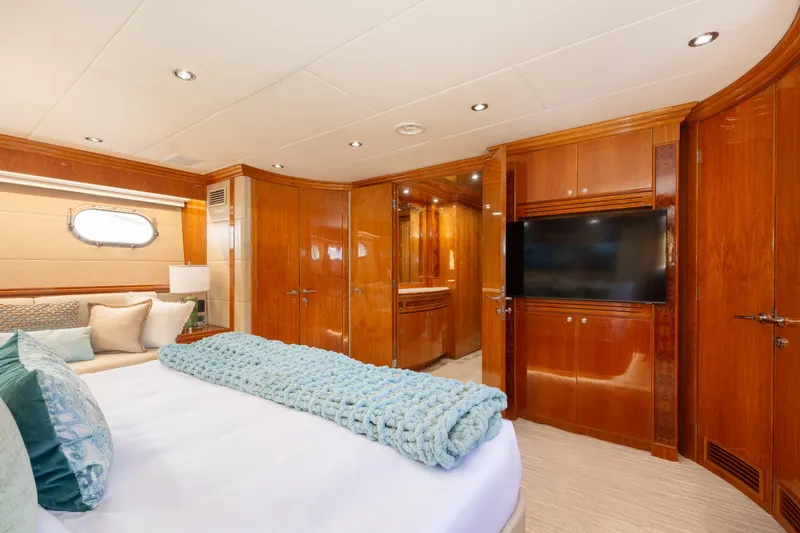 Mojito Yacht Photos Pics Luxurious 2006 Hargrave Raised Pilothouse yacht bedroom with elegant wood finishes and modern amenities.