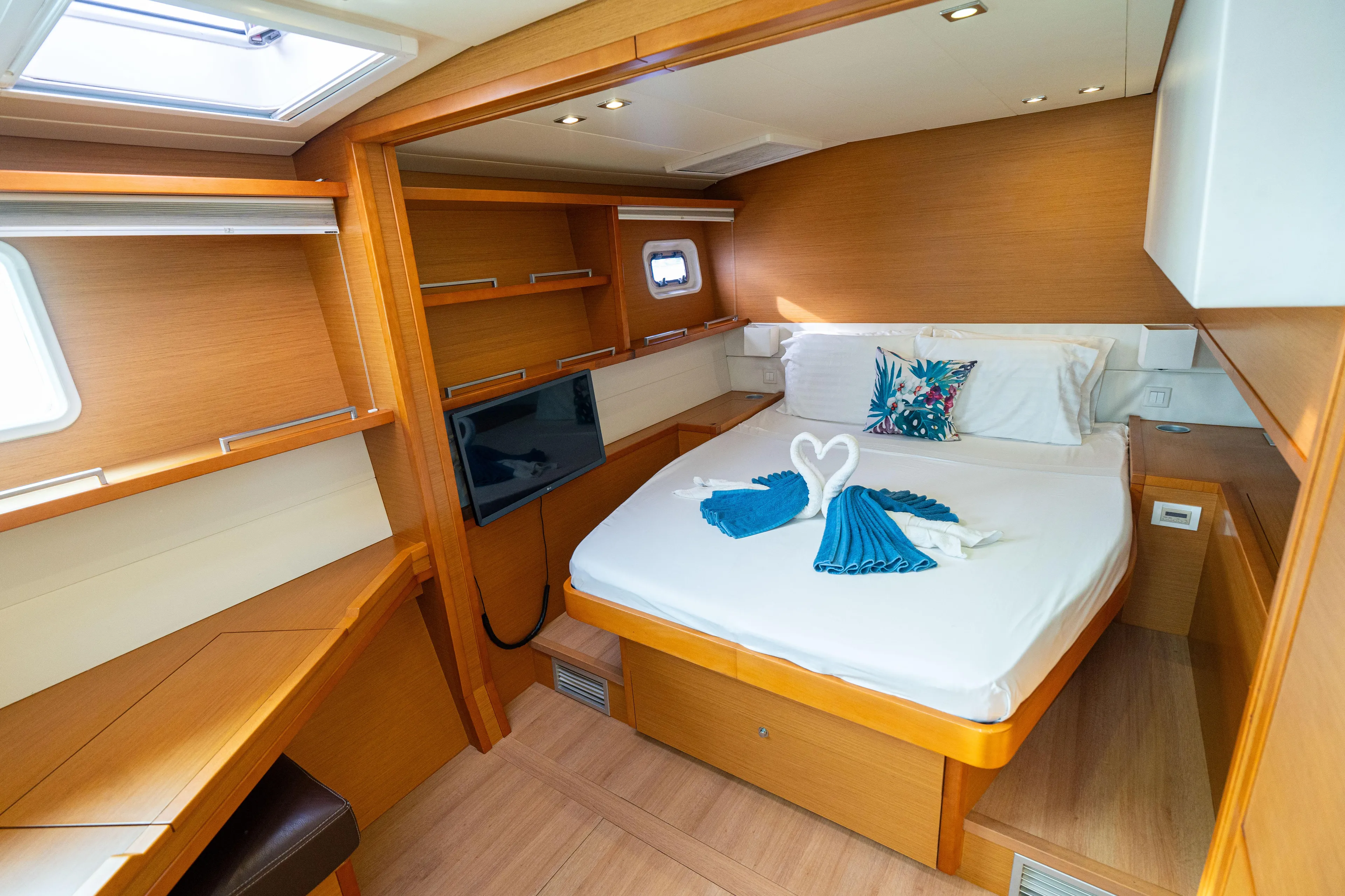 LibertÉ Yacht Photos Pics 2011 Lagoon 560