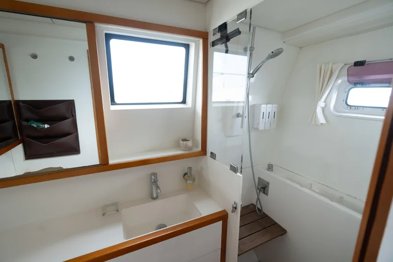 LibertÉ Yacht Photos Pics 2011 Lagoon 560