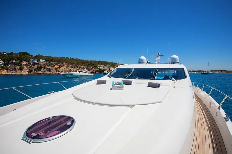 Froggy Yacht Photos Pics Sunseeker Predator 82 yacht cruising on clear blue waters, 2006 model.