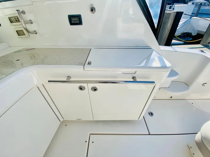 Hyde-a-way Yacht Photos Pics Sea Ray 450 Sundancer 2010 yacht interior with white cabinetry and countertop.