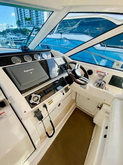 Hyde-a-way Yacht Photos Pics Helm of 2010 Sea Ray 450 Sundancer yacht with modern navigation equipment.