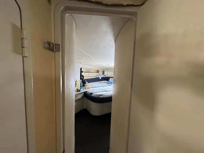  Yacht Photos Pics Interior cabin view of 1999 Sea Ray Sundancer 50 yacht, featuring a cozy bedroom.