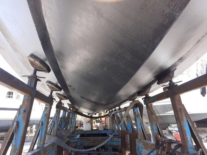  Yacht Photos Pics Underside view of 2001 Sunseeker Camargue 50 yacht on dry dock.