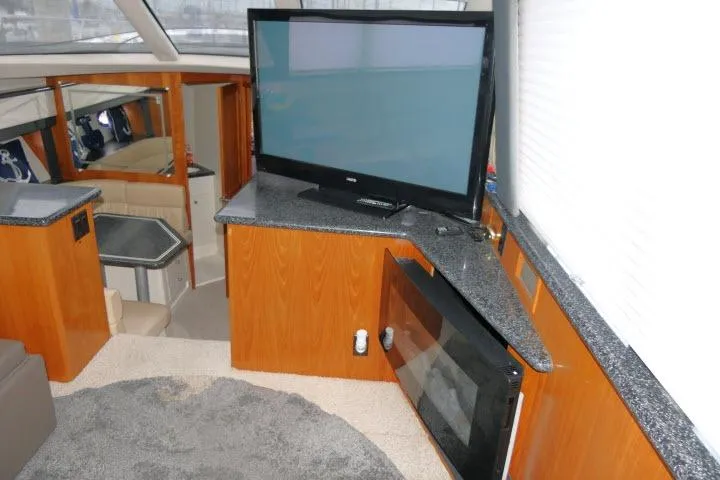Code Four Yacht Photos Pics Interior of 2000 Carver 406 Motor Yacht with TV and modern furnishings.