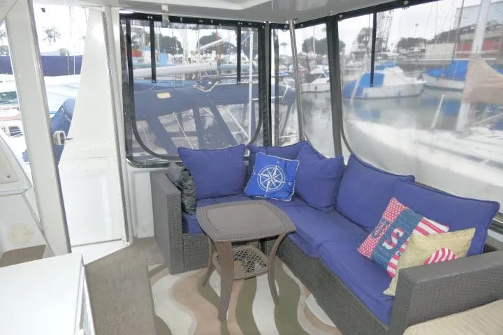 Code Four Yacht Photos Pics Cozy seating area on 2000 Carver 406 Motor Yacht with blue cushions and nautical decor.