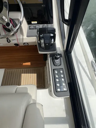  Yacht Photos Pics 2021 Boston Whaler 405 Conquest helm with controls and steering wheel, featuring modern design.