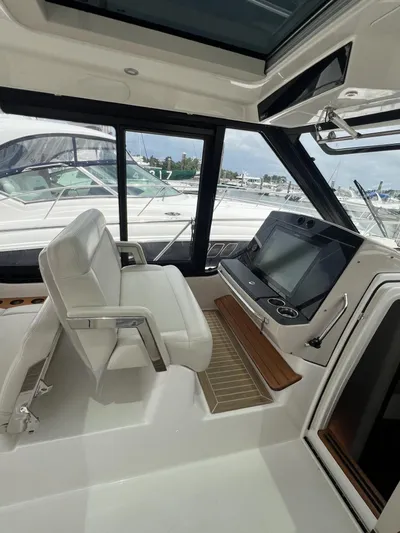  Yacht Photos Pics 2021 Boston Whaler 405 Conquest helm with modern controls and comfortable seating.