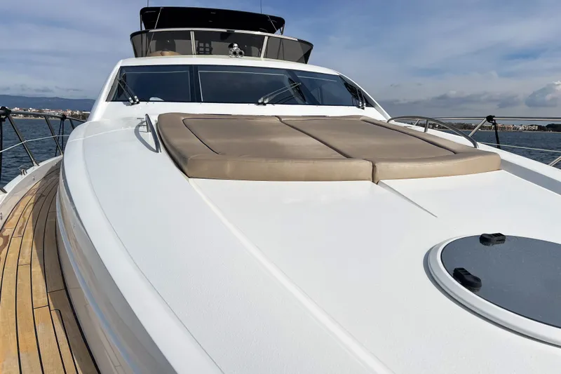  Yacht Photos Pics Sunseeker Manhattan 66 yacht, 2007 model, featuring sleek deck design and luxurious sunbathing area.