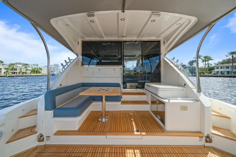Sapphire Yacht Photos Pics 2022 Riviera 575 Suv - Image 28