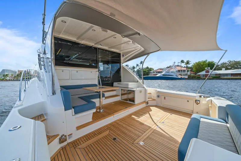 Sapphire Yacht Photos Pics 2022 Riviera 575 Suv - Image 23
