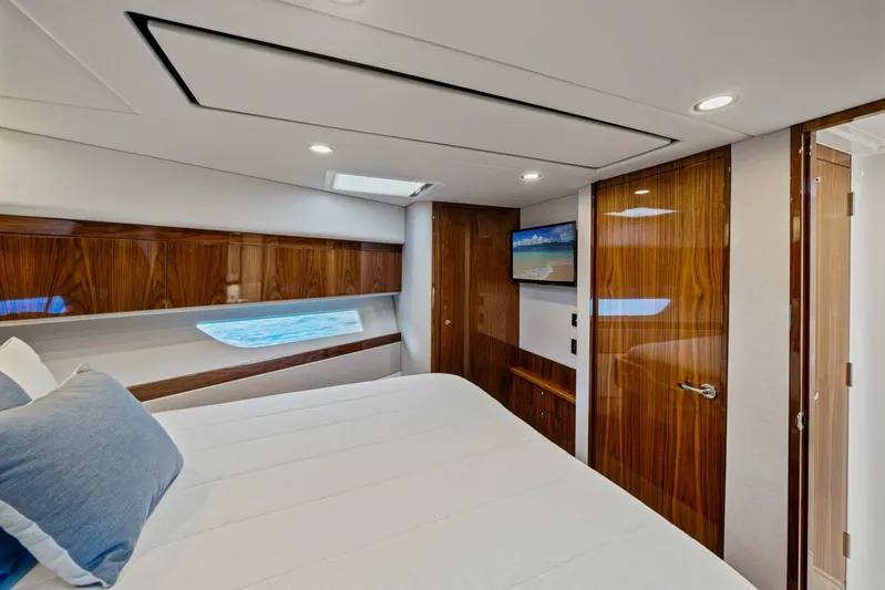 Sapphire Yacht Photos Pics 2022 Riviera 575 Suv - Image 58