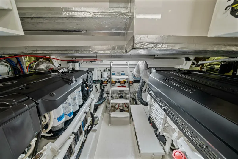 Sapphire Yacht Photos Pics 2022 Riviera 575 Suv - Image 64