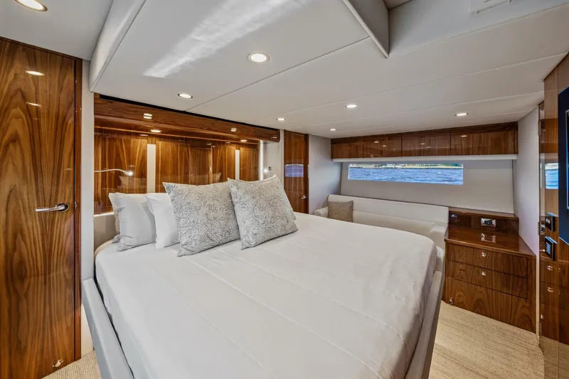 Sapphire Yacht Photos Pics 2022 Riviera 575 Suv - Image 50