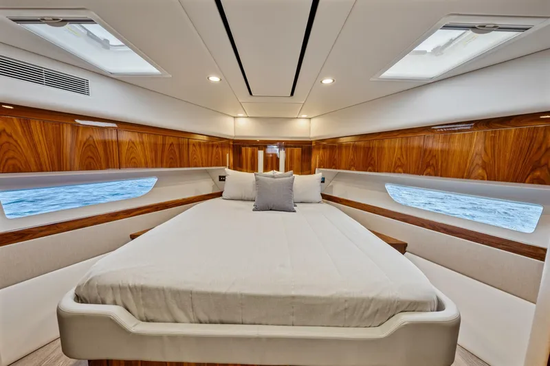 Sapphire Yacht Photos Pics 2022 Riviera 575 Suv - Image 56