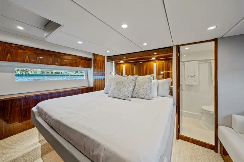 Sapphire Yacht Photos Pics 2022 Riviera 575 Suv - Image 49