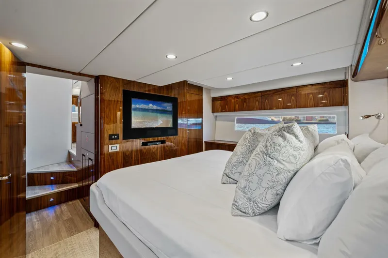 Sapphire Yacht Photos Pics 2022 Riviera 575 Suv - Image 53