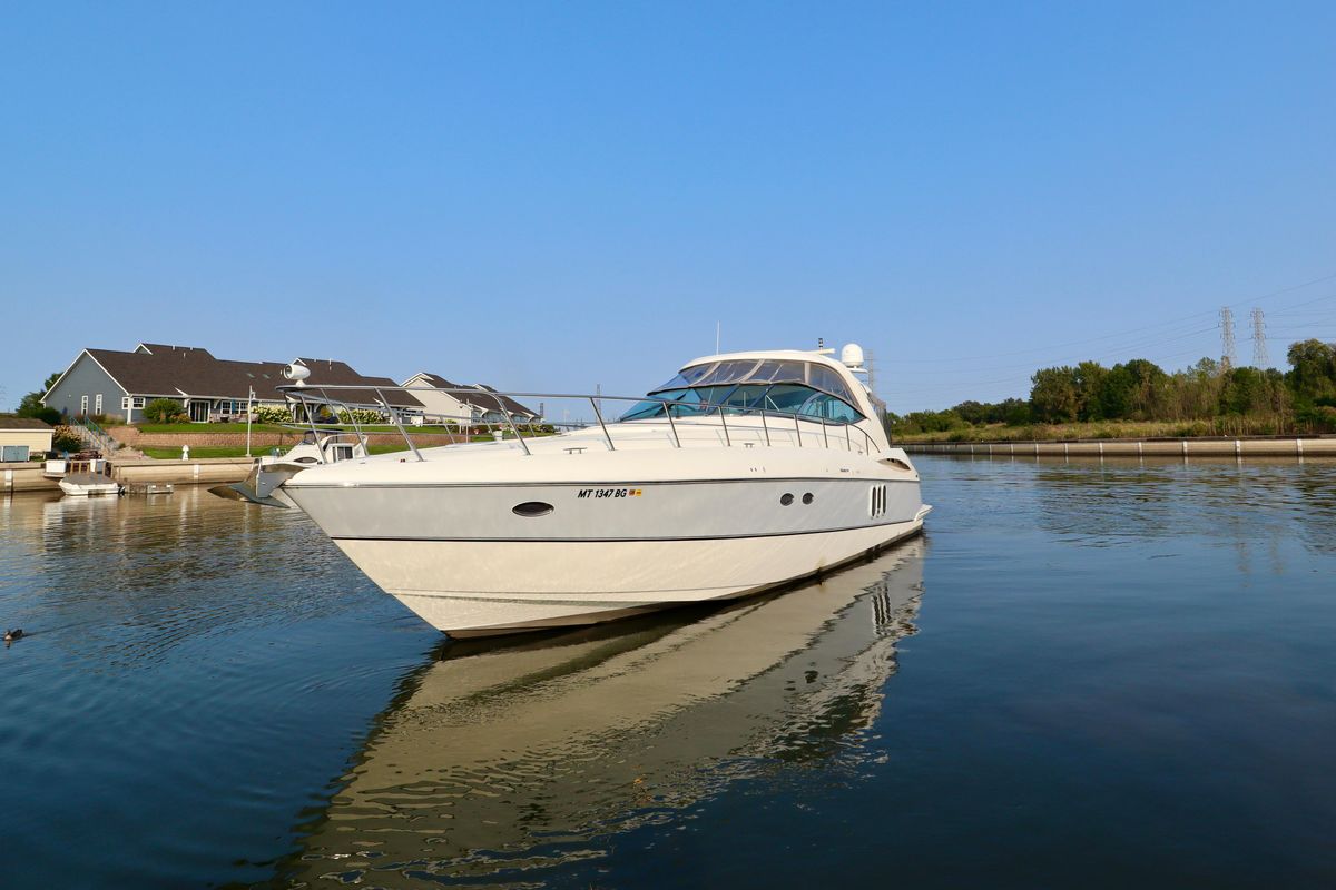 2005 Cruisers Yachts 52 