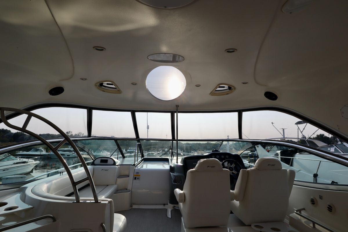 2005 Cruisers Yachts 52 