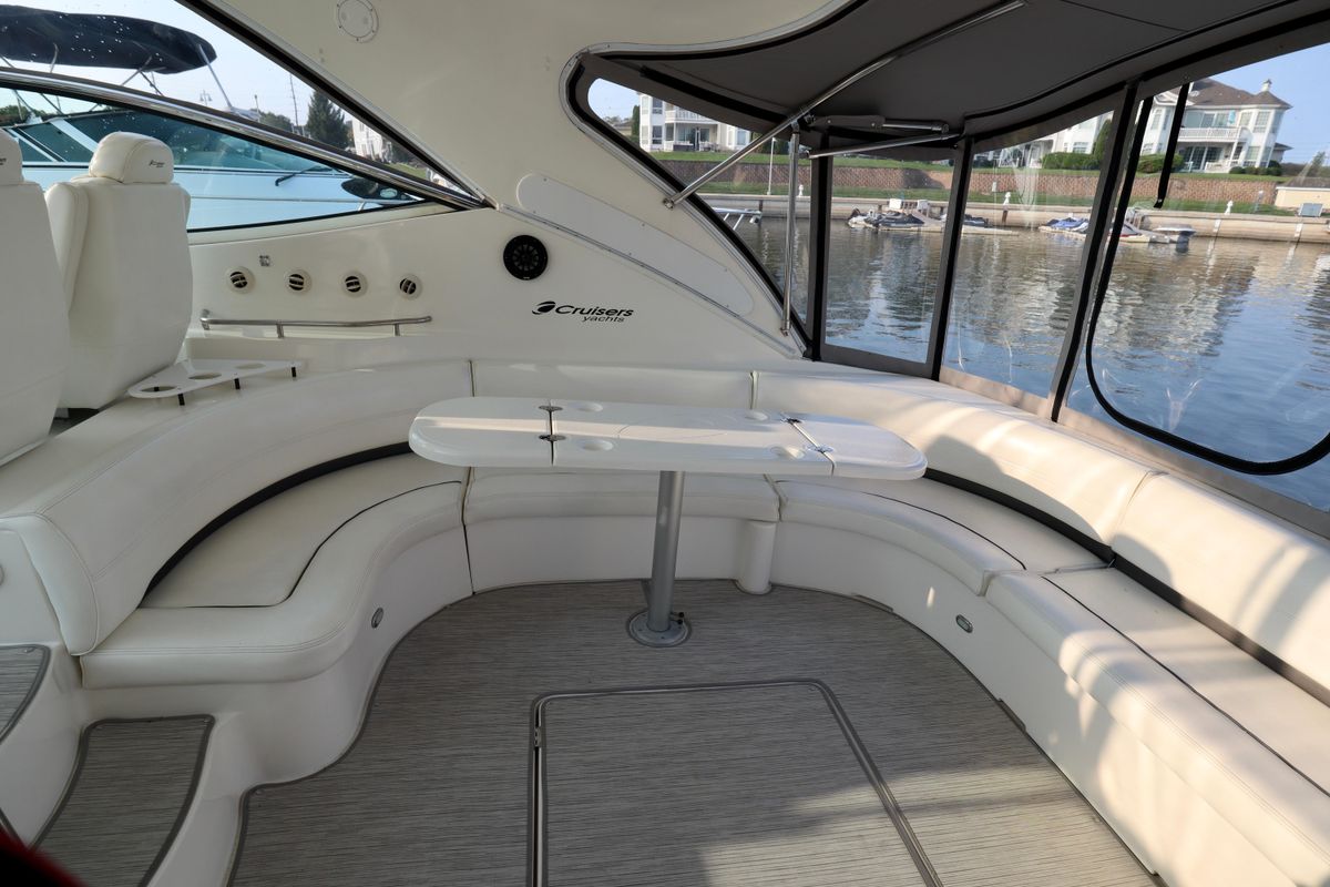 2005 Cruisers Yachts 52 