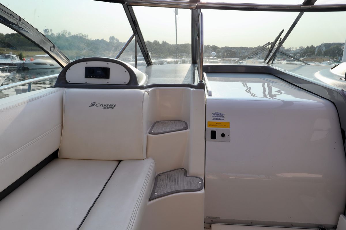 2005 Cruisers Yachts 52 