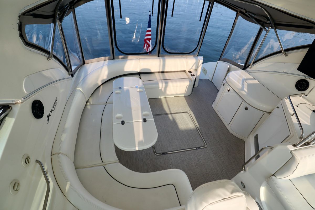 2005 Cruisers Yachts 52 