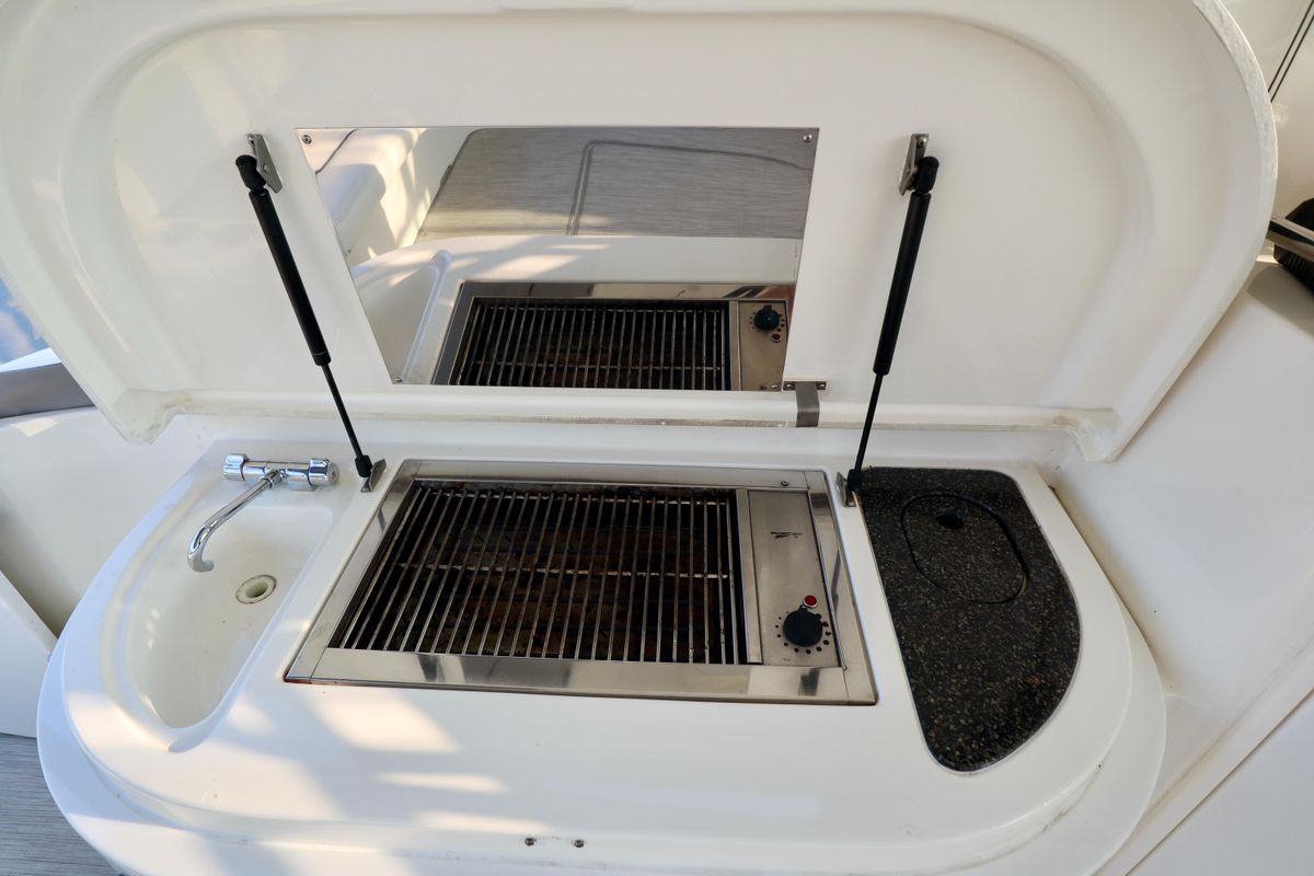 2005 Cruisers Yachts 52 