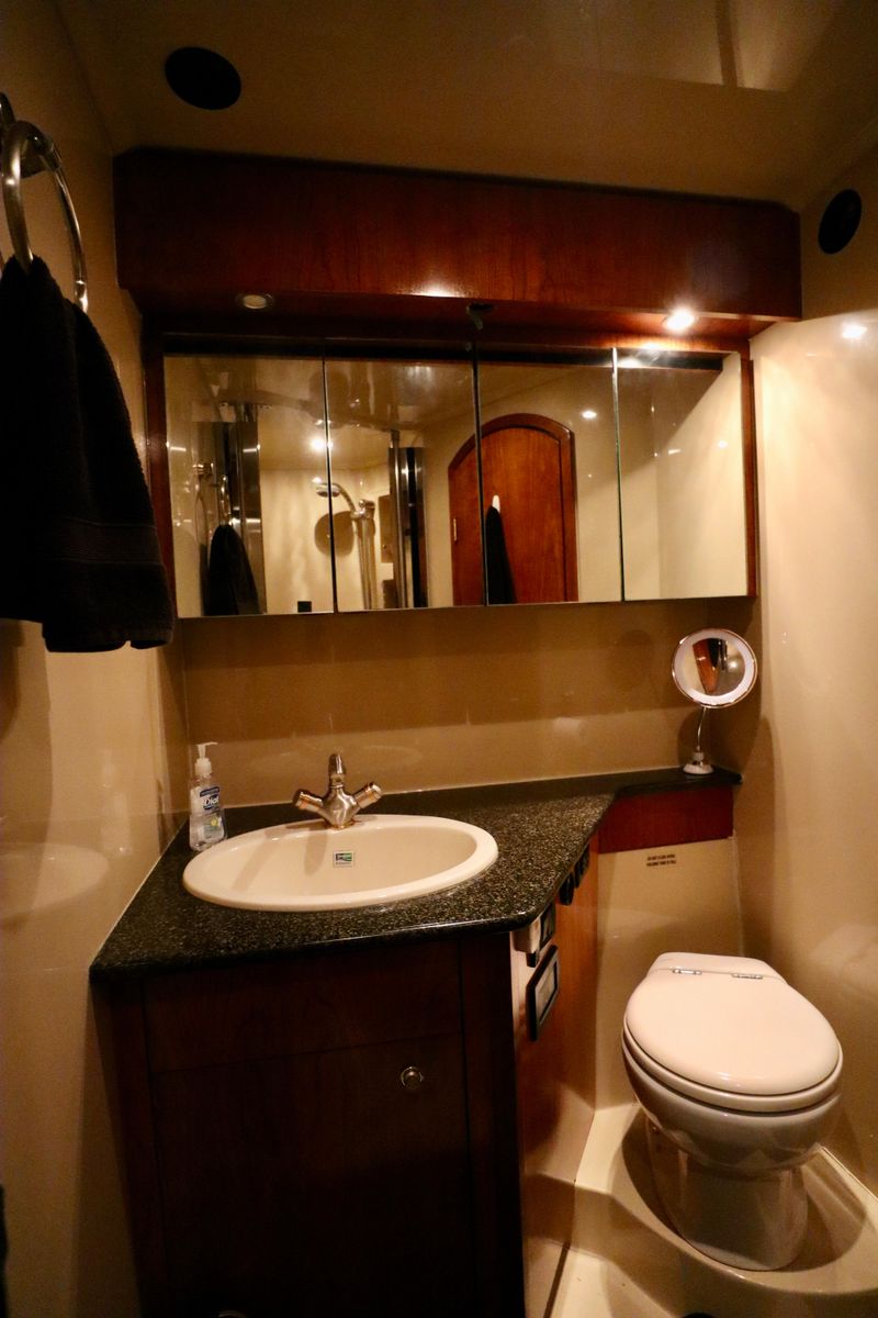 2005 Cruisers Yachts 52 