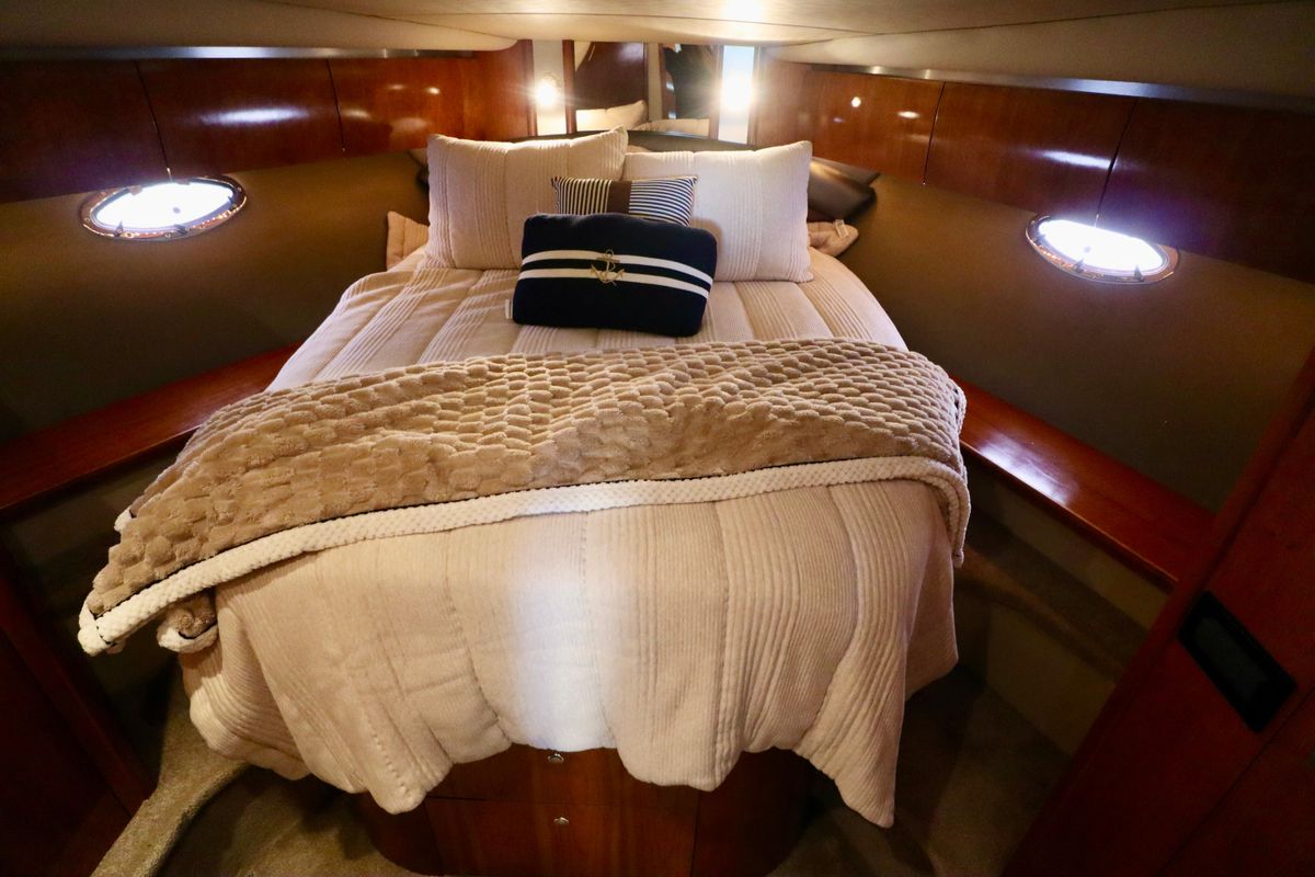 2005 Cruisers Yachts 52 