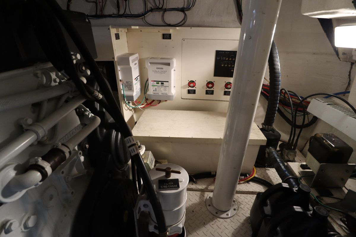 2005 Cruisers Yachts 52 