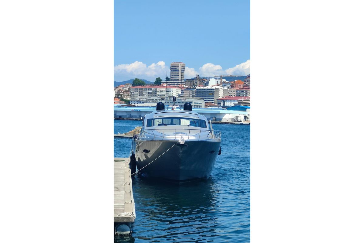 2010 Pershing 73 