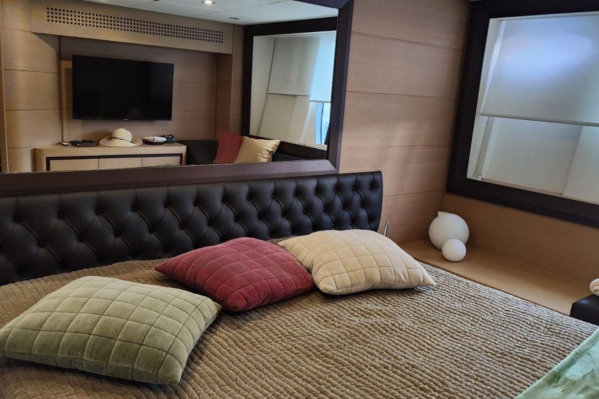 2010 Pershing 73 